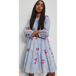 Bawełniana sukienka - Wielobarwny. Sukienki damskie Reserved, xl, bez wzorów, z bawełny, bez kołnierzyka, bez rękawów. W wyprzedaży za 99,99 zł.