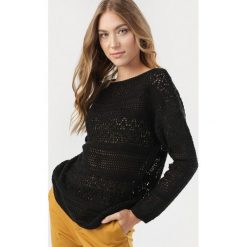 Czarny Sweter Peticea. Czarne swetry damskie Born2be, uniwersalny, bez wzorów, bez rękawów, bez kaptura. Za 99,99 zł.