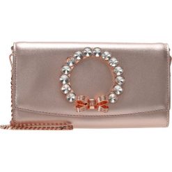 Kopertówki damskie: Ted Baker PEARL BOW MATINEE WITH CHAIN Kopertówka rosegold