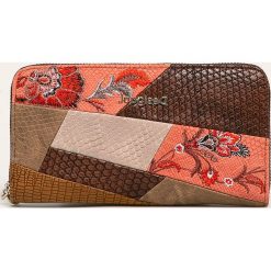 Desigual - Portfel. Pomarańczowe portfele damskie Desigual, z haftami, z poliesteru. W wyprzedaży za 169,90 zł.