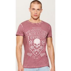 T-shirt z motywem czaszki - Bordowy. Czerwone t-shirty męskie House, l. W wyprzedaży za 29,99 zł.