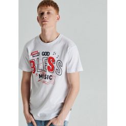 Koszulka z napisami - Biały. Białe koszulki męskie Cropp, s, z napisami, bez kołnierzyka, bez rękawów. Za 29,99 zł.