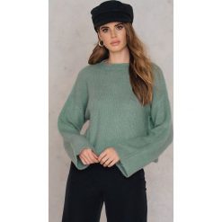 Swetry damskie: NA-KD Trend Krótki sweter z puchatej dzianiny – Green