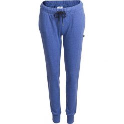Spodnie dresowe damskie SPDD600 - denim melanż - Outhorn. Spodnie damskie Outhorn, na lato, bez wzorów, z poliesteru. W wyprzedaży za 39,99 zł.