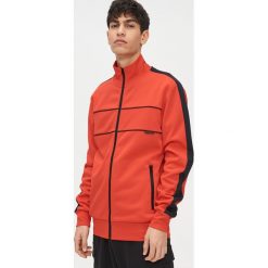 Klasyczna bluza rozpinana - Czerwony. Czerwone bluzy męskie Cropp, s, bez wzorów, klasyczne, z klasycznym kołnierzykiem, bez rękawów, bez kaptura. Za 89,99 zł.