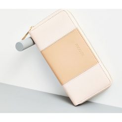 Portfel z łączonych materiałów. Różowe portfele damskie Moodo, bez wzorów, z materiału. Za 29,99 zł.