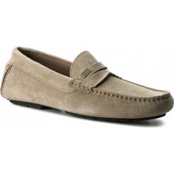 Mokasyny TOMMY HILFIGER - Seasonal Hardware Suede Loafer FM0FM01807 Sand 102. Brązowe mokasyny męskie TOMMY HILFIGER, na co dzień, bez wzorów, ze skóry, eleganckie, bez zapięcia. W wyprzedaży za 419,00 zł.
