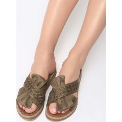 Zielone Klapki Crystal Sky. Zielone klapki damskie Born2be, w paski, bez obcasa, na płaskiej podeszwie. Za 49,99 zł.