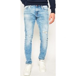 Jeansy Skinny Fit Guess Chris M02A27 D3Y94. Niebieskie jeansy męskie Guess, m, z aplikacjami. W wyprzedaży za 299,00 zł.