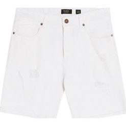 Bermudy z przetarciami. Białe spodenki i szorty męskie Pull&Bear, m, bez wzorów. Za 49,90 zł.