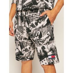 Szorty sportowe Tommy Jeans Allover Print DM0DM08458. Spodenki sportowe męskie Tommy Jeans, xl, bez wzorów, z jeansu, sportowe. Za 399,00 zł.