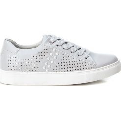 Sneakersy w kolorze srebrnym. Szare trampki dziewczęce XTI Kids, z aplikacjami, na sznurówki. W wyprzedaży za 85,95 zł.