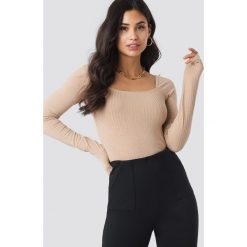 Iva Nikolina x NA-KD Square Neck Top - Beige. Brązowe topy damskie Iva Nikolina x NA-KD, bez wzorów, bez kołnierzyka. Za 100,95 zł.