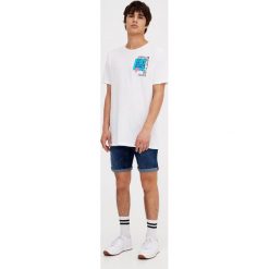 Jeansowe bermudy skinny fit. Szare bermudy męskie marki Pull&Bear, z denimu. Za 89,90 zł.
