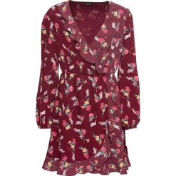 Sukienka z falbanami i nadrukiem bonprix magenta w kwiaty. Fioletowe sukienki damskie bonprix, z nadrukiem, bez kołnierzyka, bez rękawów. Za 59,99 zł.