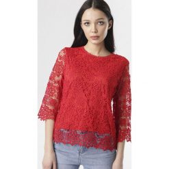 Czerwona Bluzka Guineme. Czerwone bluzki damskie Born2be, xl, bez wzorów, bez kołnierzyka, bez rękawów. W wyprzedaży za 44,99 zł.