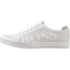 BOSS ATHLEISURE ATTITUDE TENN LUX Sneakersy niskie white. Białe sneakersy męskie marki BOSS Athleisure, bez wzorów, ze skóry, bez zapięcia. W wyprzedaży za 467,35 zł.