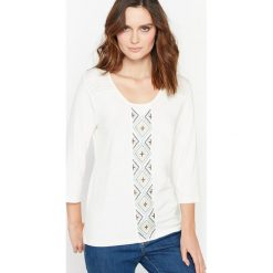 Koszulka z dwóch rodzajów materiału, ozdobiona haftem. Szare t-shirty damskie Anne weyburn, z haftami, z elastanu, z okrągłym kołnierzem. Za 113,36 zł.