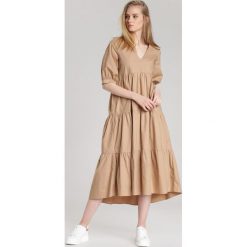 Beżowa Sukienka Schuyler. Brązowe sukienki damskie Renee, s, bez wzorów, z falbankami, z krótkim rękawem, krótkie, midi, rozkloszowane. Za 149,99 zł.