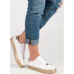 WYGODNE BUTY SPORTOWE. Czarne buty sportowe damskie marki Merg, bez wzorów, bez zapięcia. Za 40,99 zł.