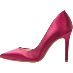 Jessica Simpson LUCINA Szpilki sangria. Czerwone czółenka damskie Jessica Simpson, bez wzorów, z satyny, klasyczne, bez obcasa, na szpilce, bez zapięcia. Za 379,00 zł.