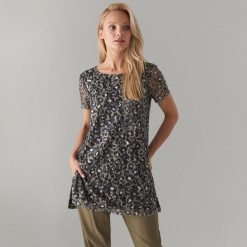 Koronkowa koszulka oversize - Zielony. Zielone koszulki damskie Mohito, s, bez wzorów, z koronki, bez kołnierzyka, bez rękawów. W wyprzedaży za 29,99 zł.