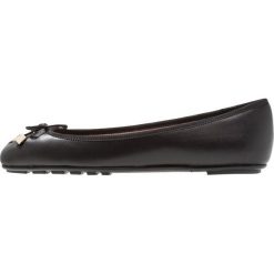 Dune London HARLAND Baleriny black. Czarne baleriny damskie marki Dune London, bez wzorów, ze skóry ekologicznej, klasyczne, bez obcasa. Za 379,00 zł.