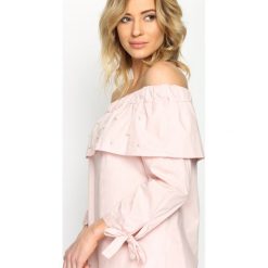 Różowa Bluzka Renaissance Charm. Różowe bluzki damskie marki Born2be, m, z falbankami. Za 49,99 zł.