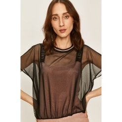 Liu Jo - Bluzka. Różowe bluzki damskie Liu Jo, s, z aplikacjami, z elastanu, z okrągłym kołnierzem, z krótkim rękawem. Za 499,90 zł.