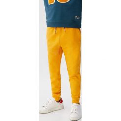 Mango Kids - Spodnie Franciap. Czarne spodnie chłopięce Mango Kids, bez wzorów, z bawełny, casualowe. Za 45,90 zł.