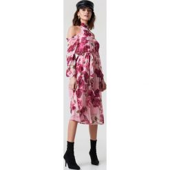 NA-KD Boho Sukienka midi z wycięciami na ramionach - Multicolor. Szare sukienki damskie NA-KD Boho, bez wzorów, boho, ze stójką, z długim rękawem, długie, midi. W wyprzedaży za 90,97 zł.
