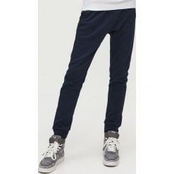 Joggery basic - Granatowy. Niebieskie spodnie męskie Cropp, s. Za 79,99 zł.