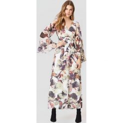 Długie sukienki: Lucca Couture Sukienka maxi z paskiem Hailey – Multicolor