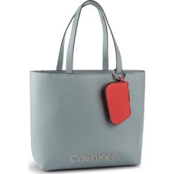 Torebka CALVIN KLEIN - Ck Must Med Shopper K60K605481 075. Zielone torby damskie na zakupy Calvin Klein, bez wzorów, ze skóry ekologicznej, klasyczne, na ramię, bez dodatków. Za 749,00 zł.