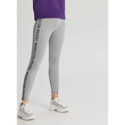 Legginsy z napisem - Jasny szary. Szare legginsy damskie Cropp, s, z napisami. Za 59,99 zł.