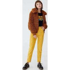 Kolorowe spodnie sztruksowe mom fit. Szare spodnie damskie Pull&Bear, bez wzorów, ze sztruksu. Za 109,00 zł.
