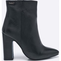 Pepe Jeans - Botki Chesire. Czarne buty zimowe damskie marki Pepe Jeans, z jeansu, na obcasie. W wyprzedaży za 329,90 zł.