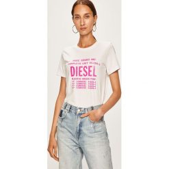 Diesel - T-shirt. Białe bluzki damskie Diesel, s, z nadrukiem, z bawełny, casualowe, z okrągłym kołnierzem. W wyprzedaży za 149,90 zł.