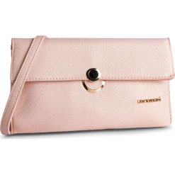 Torebka MONNARI - BAG0800-026 Peach Gold. Różowe listonoszki damskie marki Monnari, ze skóry ekologicznej. W wyprzedaży za 109,00 zł.
