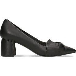 Czółenka AIKO. Czarne buty ślubne damskie marki Gino Rossi, w geometryczne wzory, ze skóry, na słupku. Za 119,90 zł.