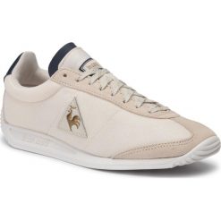 Sneakersy LE COQ SPORTIF - Quartz W Metallic 1910776 Turtle Dove/Dress Blue. Brązowe półbuty damskie le coq sportif, na co dzień, bez wzorów, z zamszu, bez obcasa, na płaskiej podeszwie, bez zapięcia. W wyprzedaży za 229,00 zł.