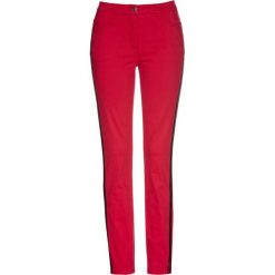 Dżinsy z połyskującymi paskami bonprix czerwony. Czerwone jeansy damskie bonprix. Za 44,99 zł.