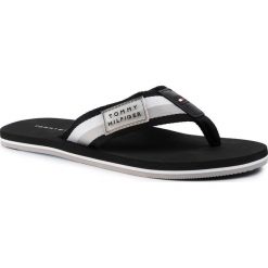 Japonki TOMMY HILFIGER - Rubber Badge Beach Sandal FM0FM02613 Black BDS. Czarne klapki męskie TOMMY HILFIGER, bez wzorów, ze skóry. Za 159,00 zł.