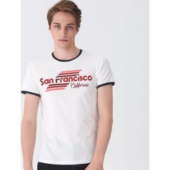T-shirt z nadrukiem San Francisco - Kremowy. Białe t-shirty męskie House, s, z nadrukiem, bez kołnierzyka. Za 35,99 zł.