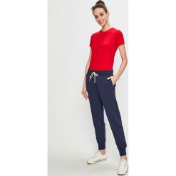 Tommy Hilfiger - T-shirt. Czerwone bluzki damskie TOMMY HILFIGER, s, bez wzorów, z bawełny, z okrągłym kołnierzem. W wyprzedaży za 99,90 zł.