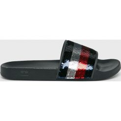 Tommy Hilfiger - Klapki. Niebieskie klapki damskie TOMMY HILFIGER, bez wzorów, z materiału, bez obcasa. Za 249,90 zł.