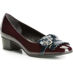 Buty damskie. Czerwone czółenka damskie Wittchen, z aplikacjami, ze skóry, bez obcasa. W wyprzedaży za 399,90 zł.