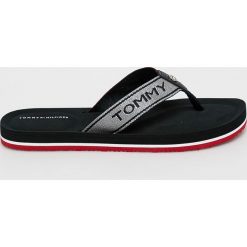 Tommy Hilfiger - Japonki. Niebieskie klapki damskie TOMMY HILFIGER, bez wzorów, ze skóry, bez obcasa. W wyprzedaży za 129,90 zł.