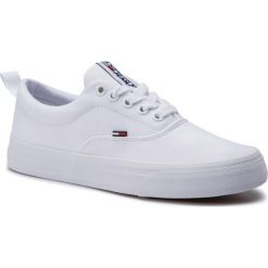 Tenisówki Tommy Jeans Classic Tommy Jeans Sneaker EN0EN00540. Białe półbuty damskie Tommy Jeans, bez wzorów, z jeansu, bez obcasa, bez zapięcia. W wyprzedaży za 209,00 zł.