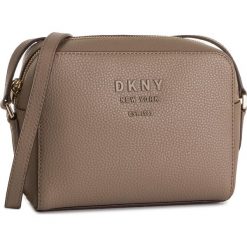 Torebka DKNY - Noho Camera Bag Korona R91EHA77 Mshrm/Cyn MCG. Pomarańczowe listonoszki damskie DKNY, bez wzorów, ze skóry, bez dodatków. W wyprzedaży za 499,00 zł.